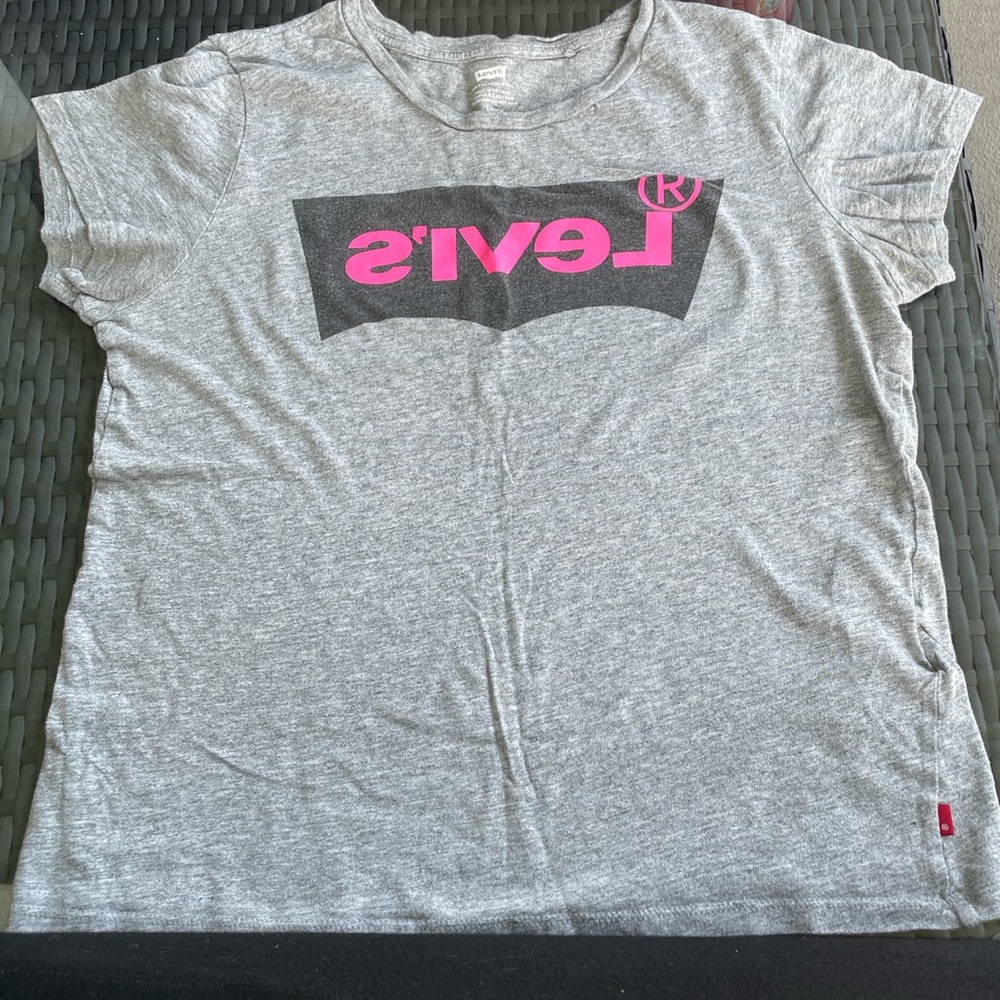 Grey and pink levi’s T-Shirt
